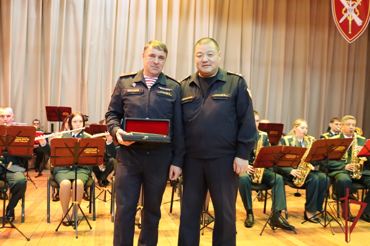 В Хабаровске для военнослужащих и сотрудников Росгвардии состоялся новогодний праздничный концерт