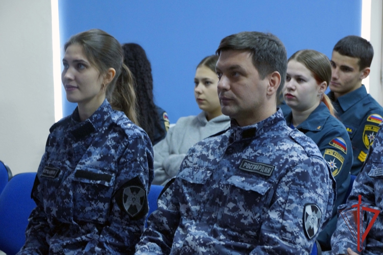 В Хабаровске сотрудники Росгвардии встретились со студентами техникума