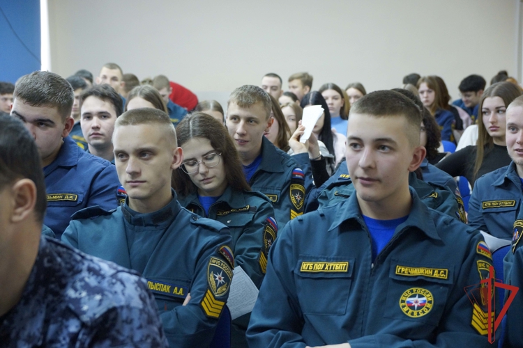 В Хабаровске сотрудники Росгвардии встретились со студентами техникума