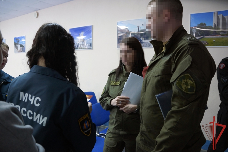 В Хабаровске сотрудники Росгвардии встретились со студентами техникума