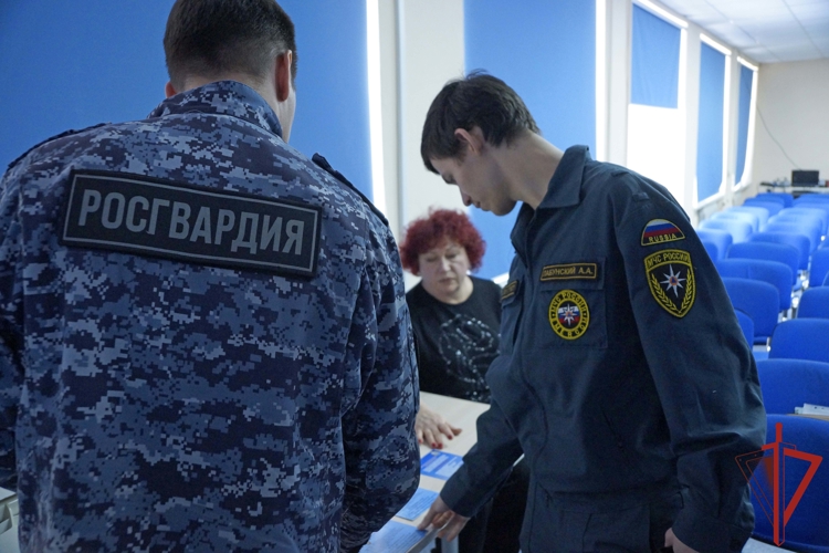 В Хабаровске сотрудники Росгвардии встретились со студентами техникума