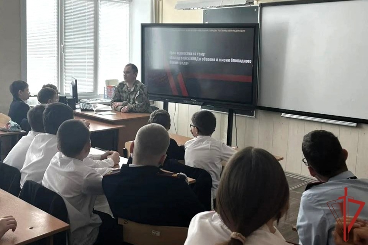 В Хабаровском крае офицеры Росгвардии провели уроки мужества для учеников кадетских классов