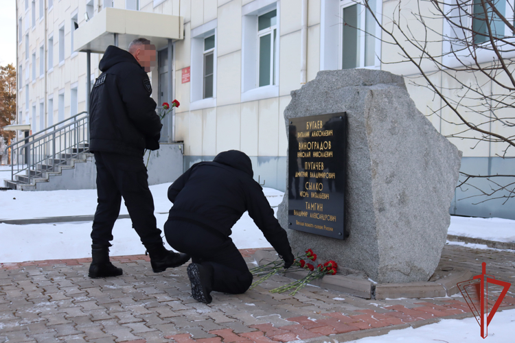 В Хабаровске росгвардейцы почтили память Героев России, погибших при исполнении служебного долга