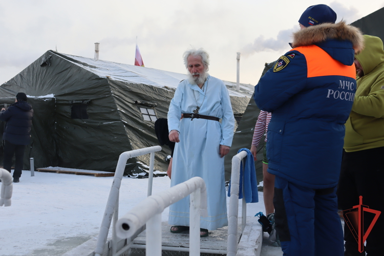 В Хабаровске росгвардейцы приняли участие в подготовке и проведении мероприятий, посвящённых празднованию Крещения Господня