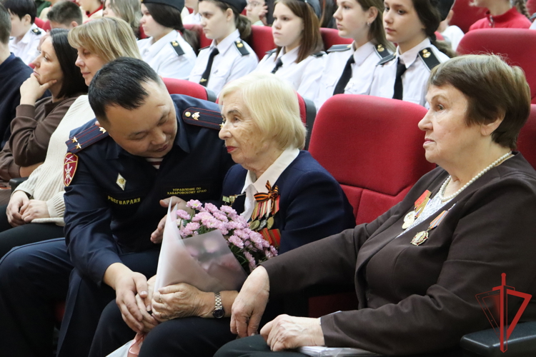 В Хабаровске росгвардейцы провели акцию «Блокадный хлеб», посвящённую 82-летию со дня освобождения Ленинграда от фашистской блокады