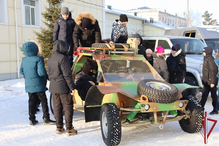 В Хабаровске росгвардейцы провели акцию «Блокадный хлеб», посвящённую 82-летию со дня освобождения Ленинграда от фашистской блокады
