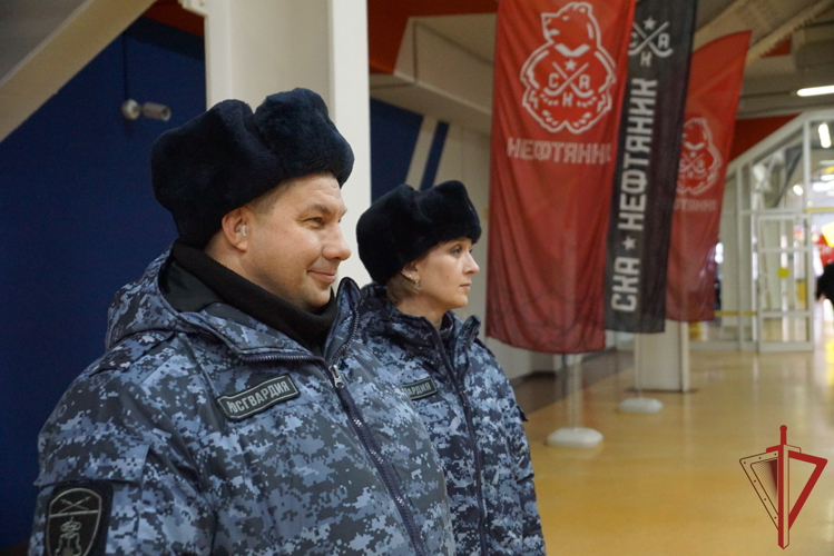 В Хабаровске сотрудники Росгвардии обеспечили правопорядок во время матча чемпионата России по хоккею с мячом