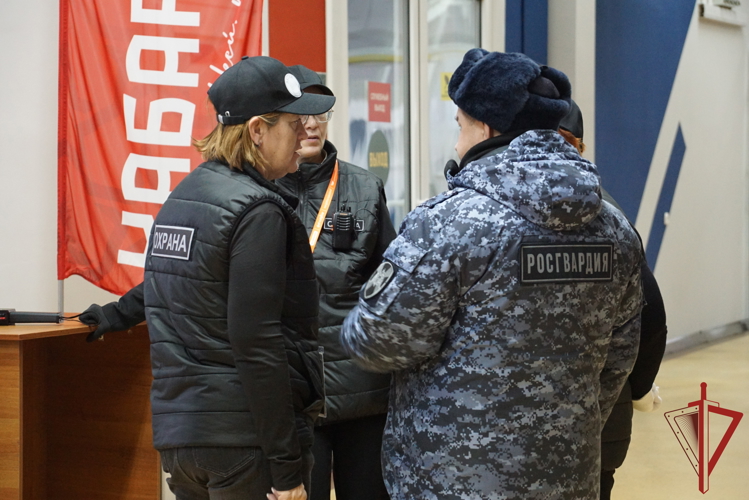 В Хабаровске сотрудники Росгвардии обеспечили правопорядок во время матча чемпионата России по хоккею с мячом