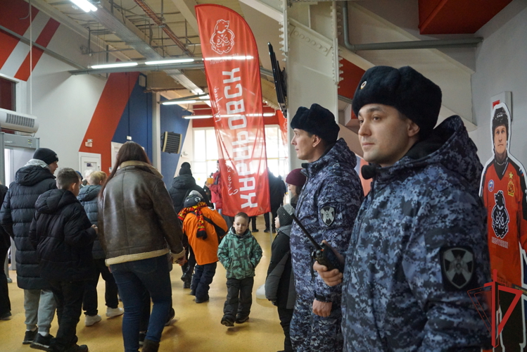 Хабаровске сотрудники Росгвардии обеспечили правопорядок во время матча чемпионата России по хоккею с мячом