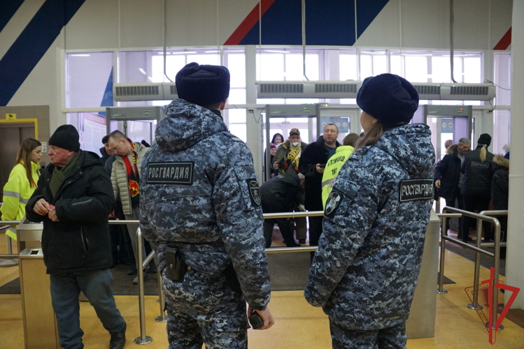  Хабаровске сотрудники Росгвардии обеспечили правопорядок во время матча чемпионата России по хоккею с мячом