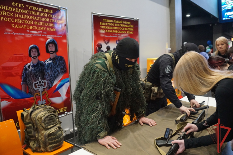В канун Дня защитника Отечества хабаровские росгвардейцы организовали праздничный концерт для посетителей популярного торгового центра