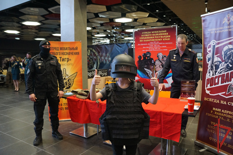 В канун Дня защитника Отечества хабаровские росгвардейцы организовали праздничный концерт для посетителей популярного торгового центра