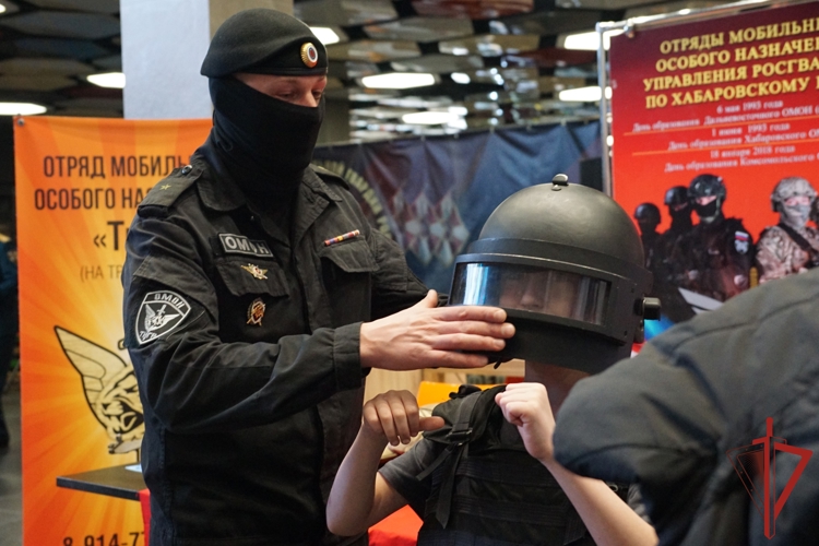 В канун Дня защитника Отечества хабаровские росгвардейцы организовали праздничный концерт для посетителей популярного торгового центра