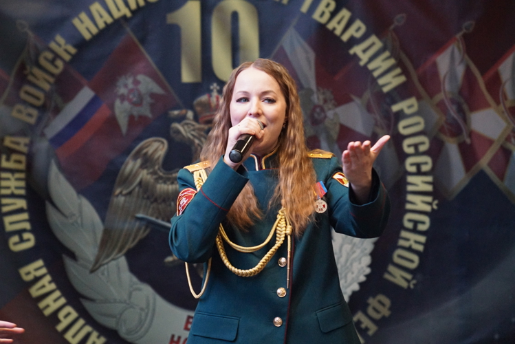В канун Дня защитника Отечества хабаровские росгвардейцы организовали праздничный концерт для посетителей популярного торгового центра