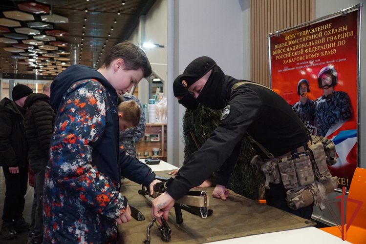 В канун Дня защитника Отечества хабаровские росгвардейцы организовали праздничный концерт для посетителей популярного торгового центра