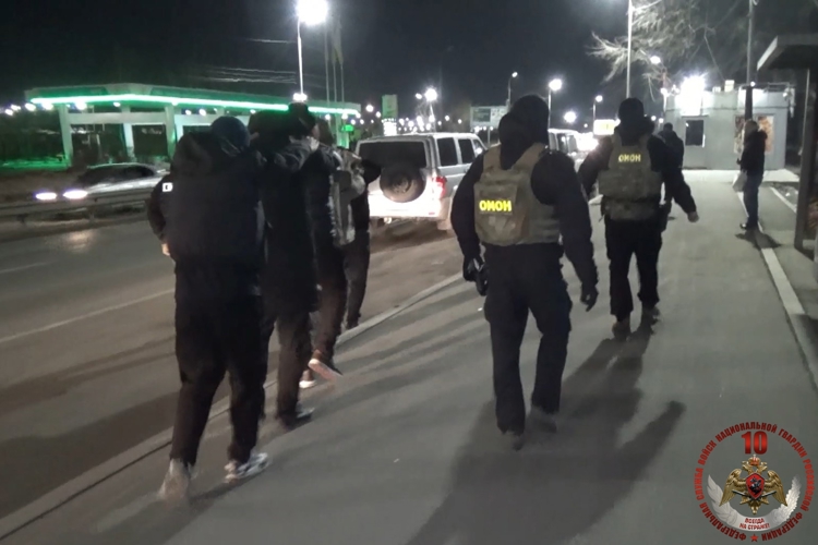 При силовой поддержке ОМОН «Тигр» Росгвардии в Хабаровске проведены рейды по соблюдению миграционного законодательства (видео)