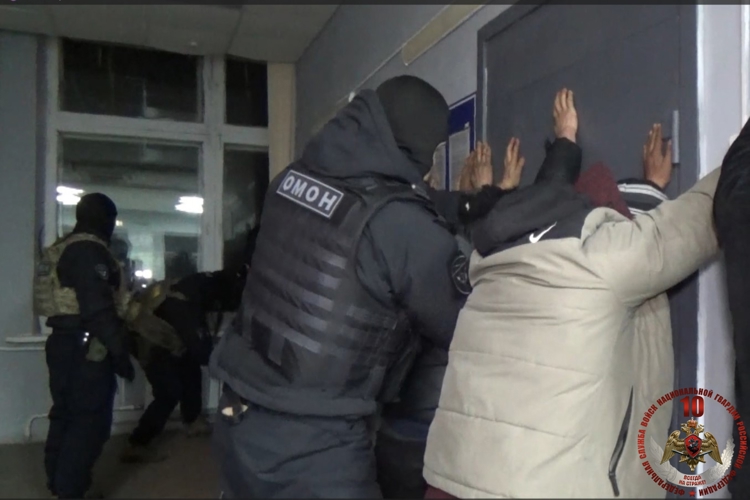 При силовой поддержке ОМОН «Тигр» Росгвардии в Хабаровске проведены рейды по соблюдению миграционного законодательства (видео)