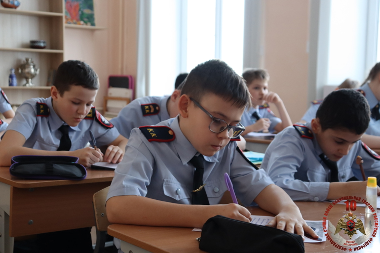 Воспитанники кадетских классов из Хабаровска написали письма и передали посылки участникам специальной военной операции