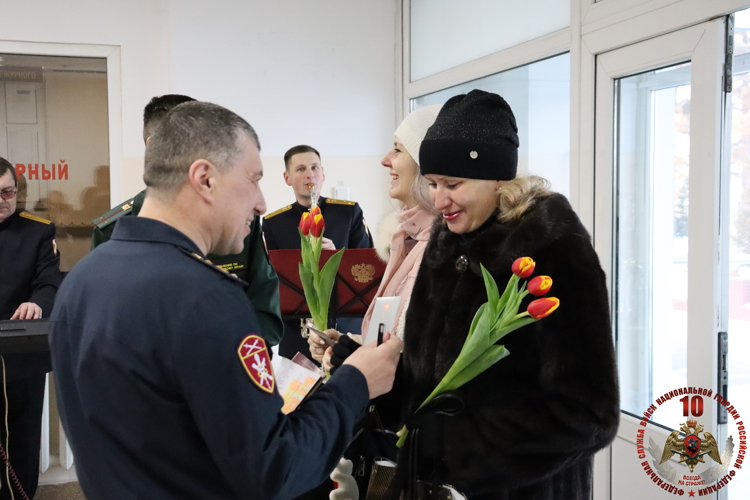 В Хабаровске росгвардейцы поздравили женщин-коллег с наступающим праздником 8 марта 
