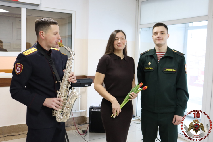 В Хабаровске росгвардейцы поздравили женщин-коллег с наступающим праздником 8 марта 