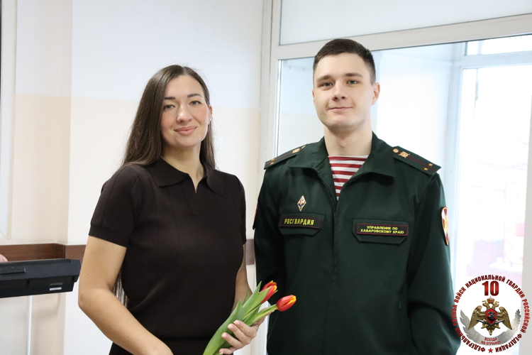 В Хабаровске росгвардейцы поздравили женщин-коллег с наступающим праздником 8 марта 
