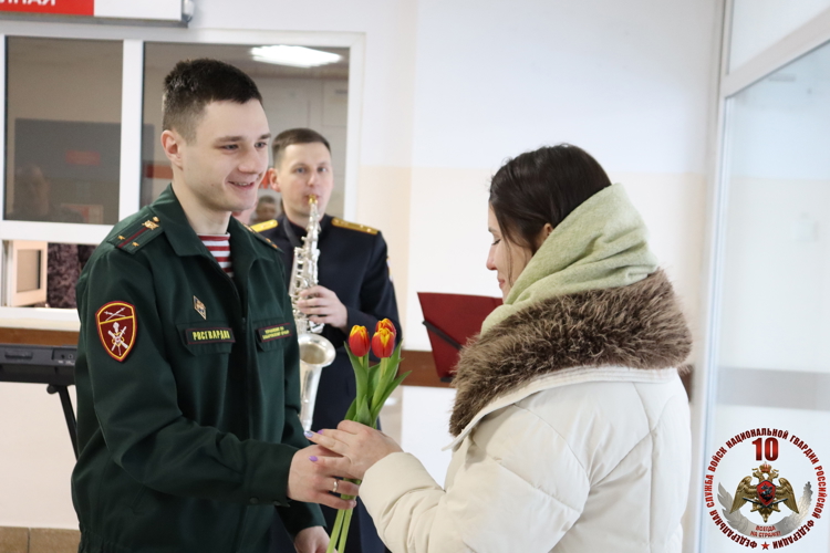 В Хабаровске росгвардейцы поздравили женщин-коллег с наступающим праздником 8 марта 