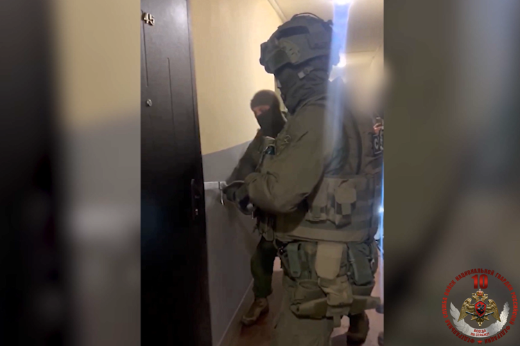 В Хабаровске сотрудники Росгвардии оказали силовую поддержку при задержании подозреваемого в серии мошенничеств (видео)