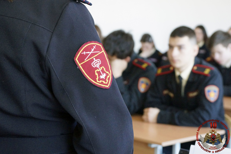 В рамках всероссийской акции «Без срока давности» росгвардейцы из Хабаровска встретились с учениками подшефных классов  