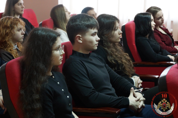 В Хабаровске сотрудники Росгвардии провели День открытых дверей для старшеклассников 