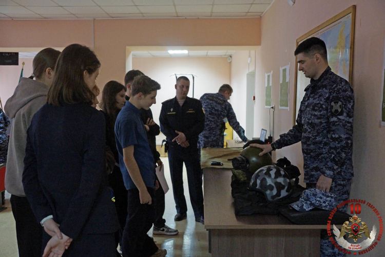 В Хабаровске сотрудники Росгвардии провели День открытых дверей для старшеклассников 