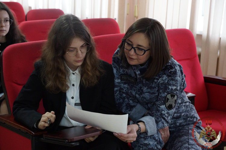 В Хабаровске сотрудники Росгвардии провели День открытых дверей для старшеклассников 