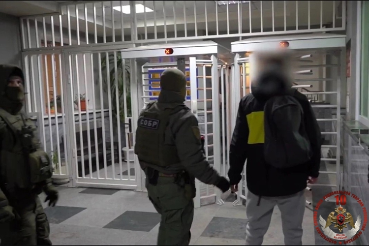 В Хабаровске при силовой поддержке спецназа Росгвардии задержаны подозреваемые в организации занятия проституцией (ВИДЕО)