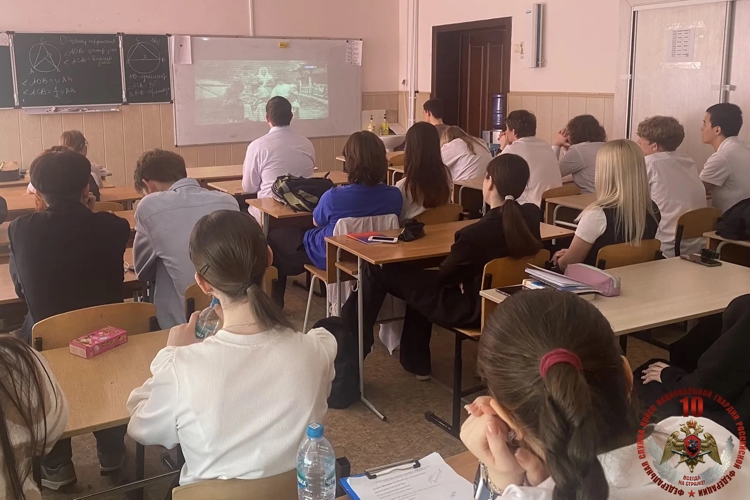 В рамках всероссийской акции «Без срока давности» росгвардейцы из Хабаровска встретились с учениками подшефных классов  