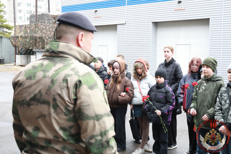 Патриотическое мероприятие для школьников прошло в хабаровском ОМОНе «Амурский»