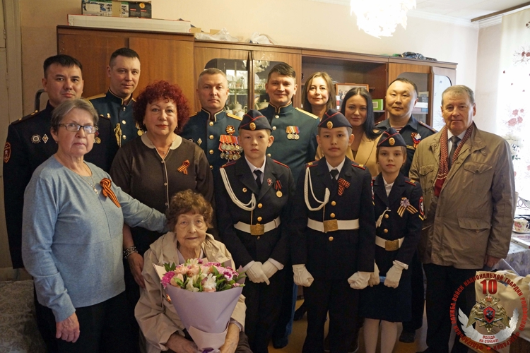 В Хабаровске военнослужащие и сотрудники Росгвардии поздравили с наступающим праздником Победы ветерана Великой Отечественной войны 