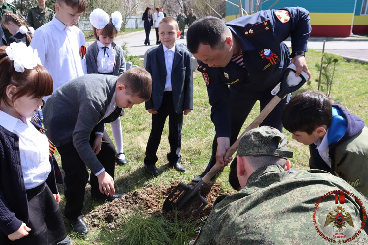 Росгвардейцы поздравили юных хабаровчан с Днём Победы