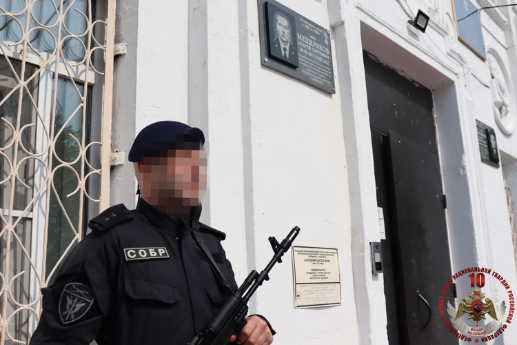 Сотрудники хабаровского СОБР почтили память майора полиции Андрея Мещерякова, погибшего при исполнении служебного долга 