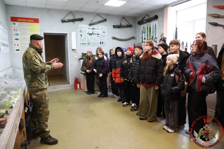 Патриотическое мероприятие для школьников прошло в хабаровском ОМОНе «Амурский»
