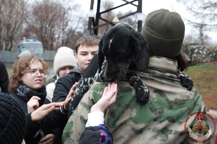 Патриотическое мероприятие для школьников прошло в хабаровском ОМОНе «Амурский»