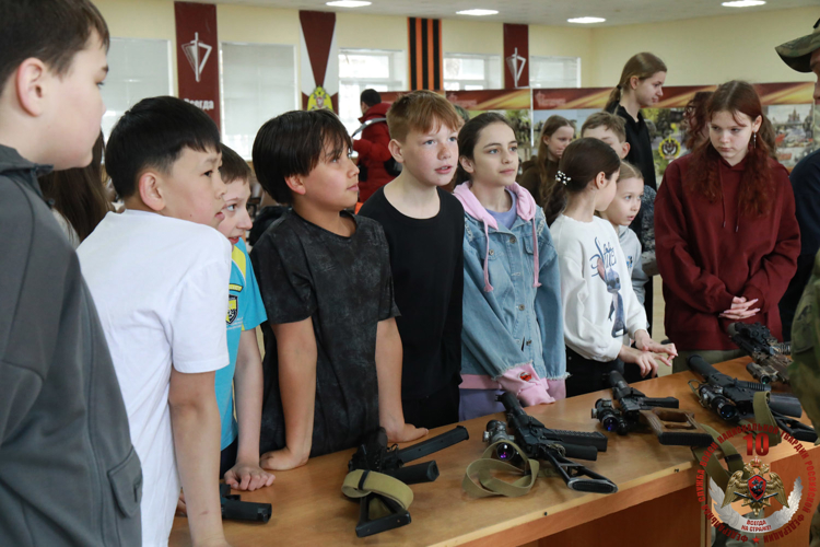 Патриотическое мероприятие для школьников прошло в хабаровском ОМОНе «Амурский»