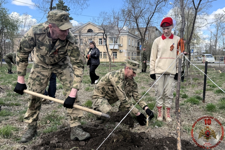 В канун Дня Победы росгвардейцы приняли участие в высадке молодых деревьев в Хабаровске 