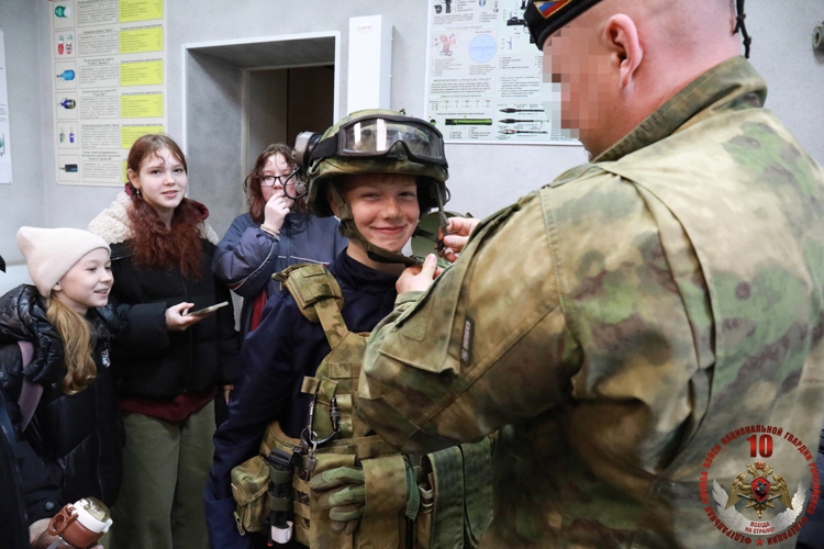 Патриотическое мероприятие для школьников прошло в хабаровском ОМОНе «Амурский»