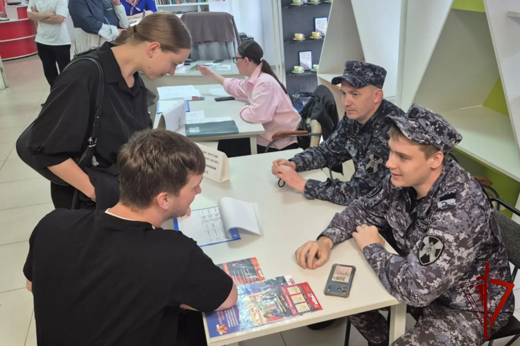 В Хабаровском крае сотрудники Росгвардии приняли участие во Всероссийской ярмарке трудоустройства