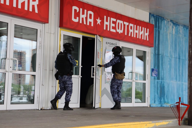 В Хабаровске росгвардейцы провели тренировки по обеспечению общественной безопасности в период проведения спортивных мероприятий 