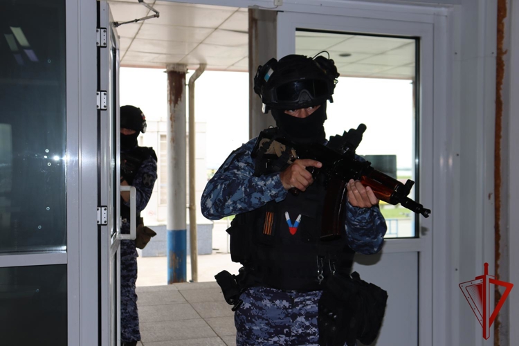 В Хабаровске росгвардейцы провели тренировки по обеспечению общественной безопасности в период проведения спортивных мероприятий 