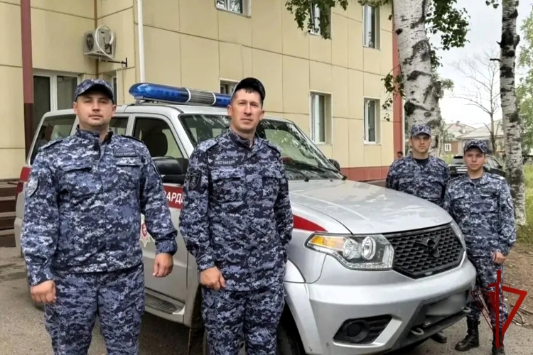 В г. Советская Гавань сотрудники Росгвардии оказали помощь женщине, потерявшей сознание во время массового мероприятия 