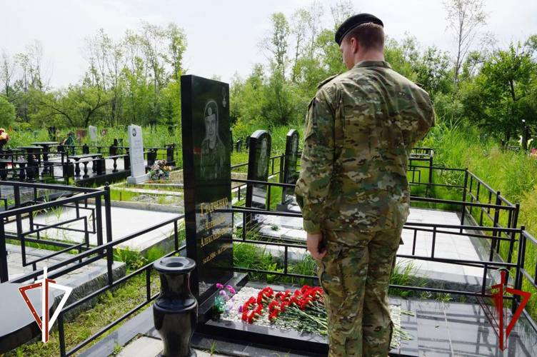 В Хабаровске росгвардейцы почтили память офицера ОМОН Александра Гладченко