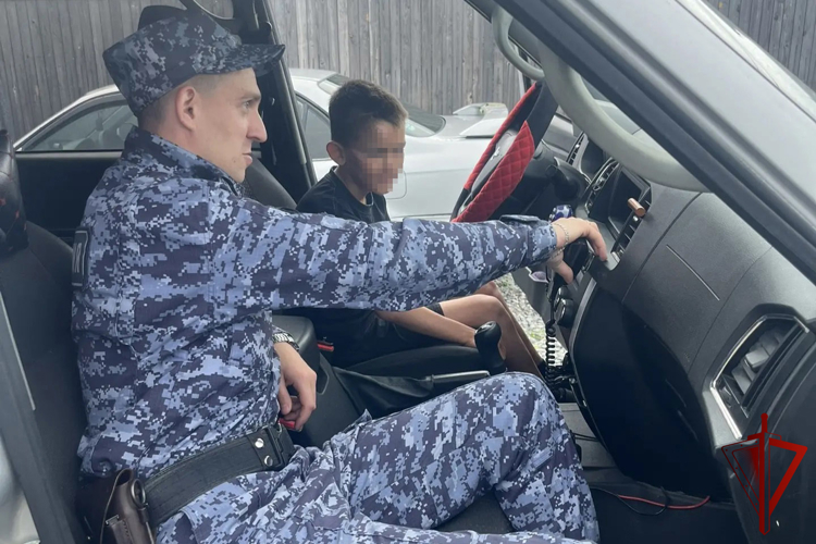 В Хабаровском крае сотрудники Росгвардии навестили ребенка, которому ранее оказали помощь после ДТП