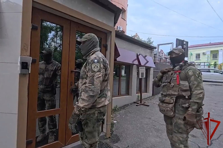 В Хабаровске при силовой поддержке спецназа Росгвардии пресечена деятельность преступной группы, организовавшей сеть интим-салонов (ВИДЕО)