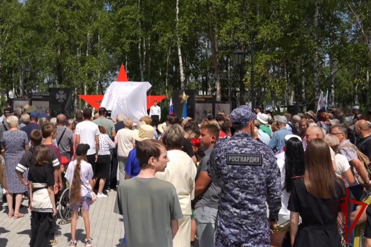 В г. Советская Гавань сотрудники Росгвардии оказали помощь женщине, потерявшей сознание во время массового мероприятия 